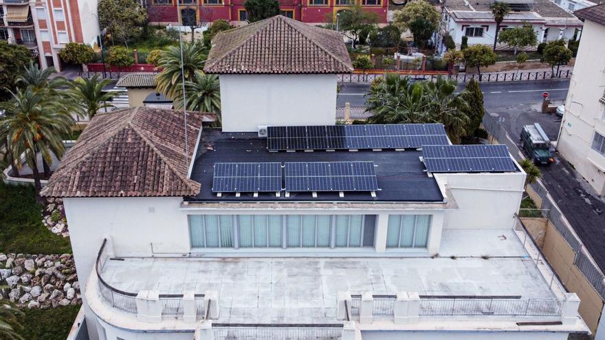 Los paneles solares en el teatro El Jardinito de Cabra evitarán la emisión de tres toneladas de CO2 al año