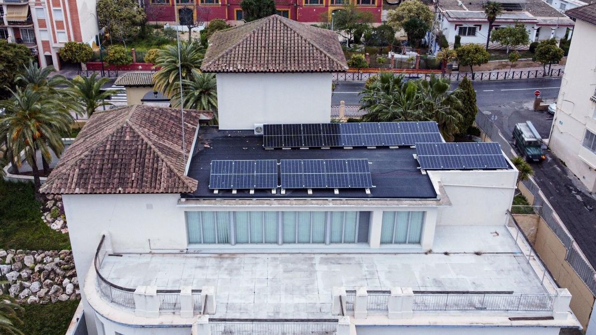 Placas solares instaladas en el teatro El Jardinito de Cabra.