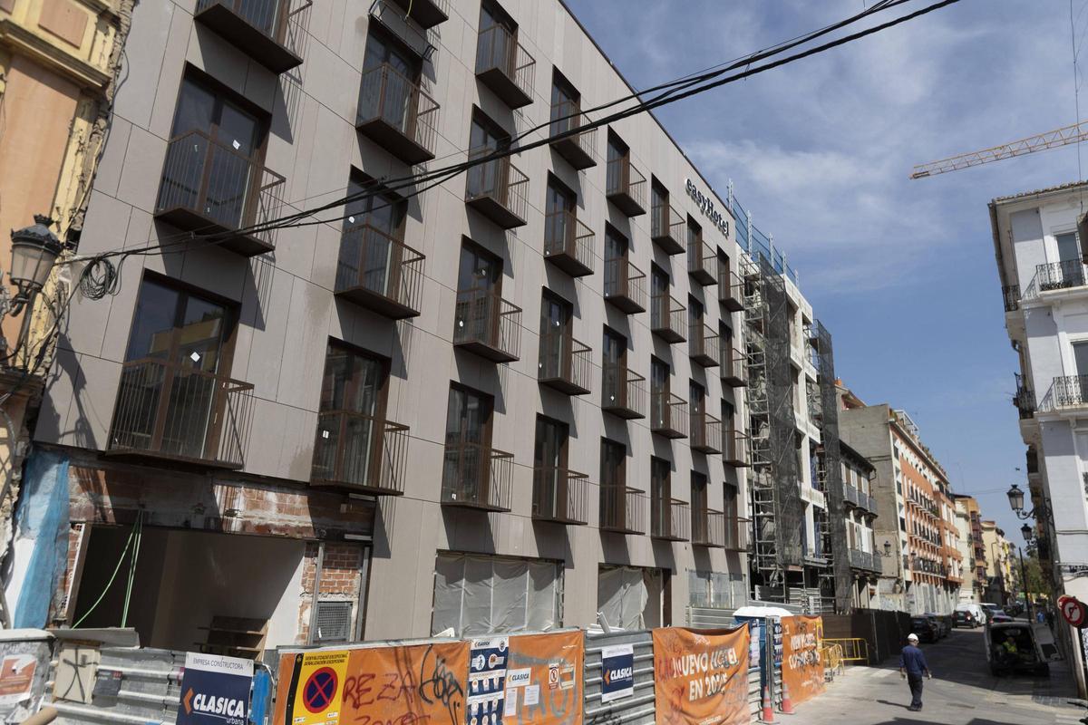 Construcción de EasyHotel junto al mercado de Rojas Clemente