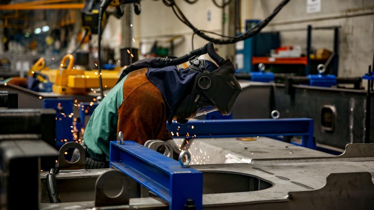 Un trabajador en una fábrica.