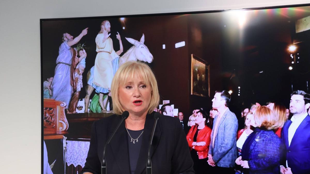 Leticia García, con una imagen al fondo de la visita de Pedro Sánchez en la que comprometió la musealización del nuevo Museo de Semana Santa.