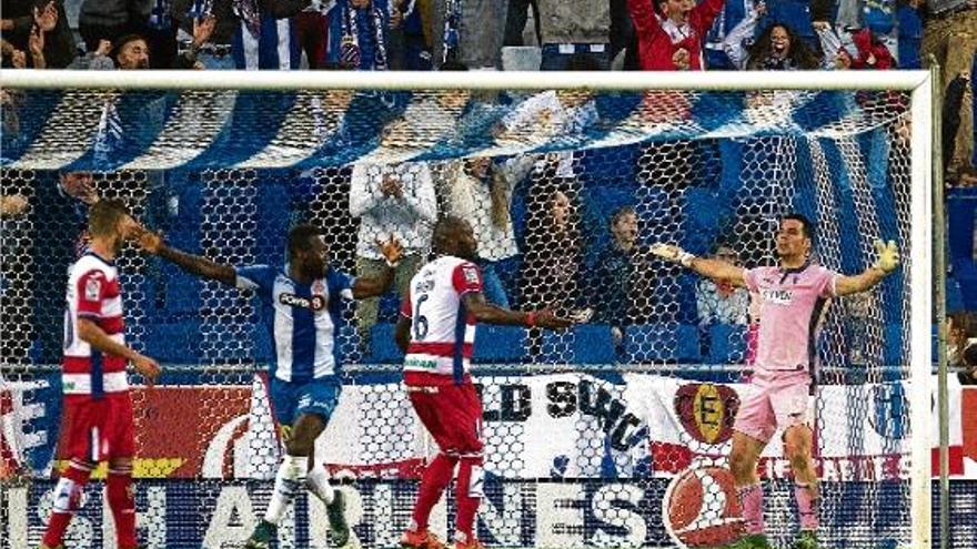 Felipe Caicedo, just després d&#039;aconseguir el gol de l&#039;empat, davant la desesperació de la defensa i el porter del Granada.