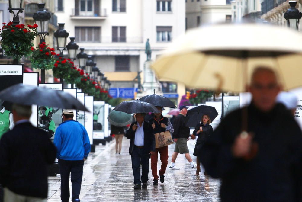 El Centro de Málaga ha vivido un viernes pasado por agua.