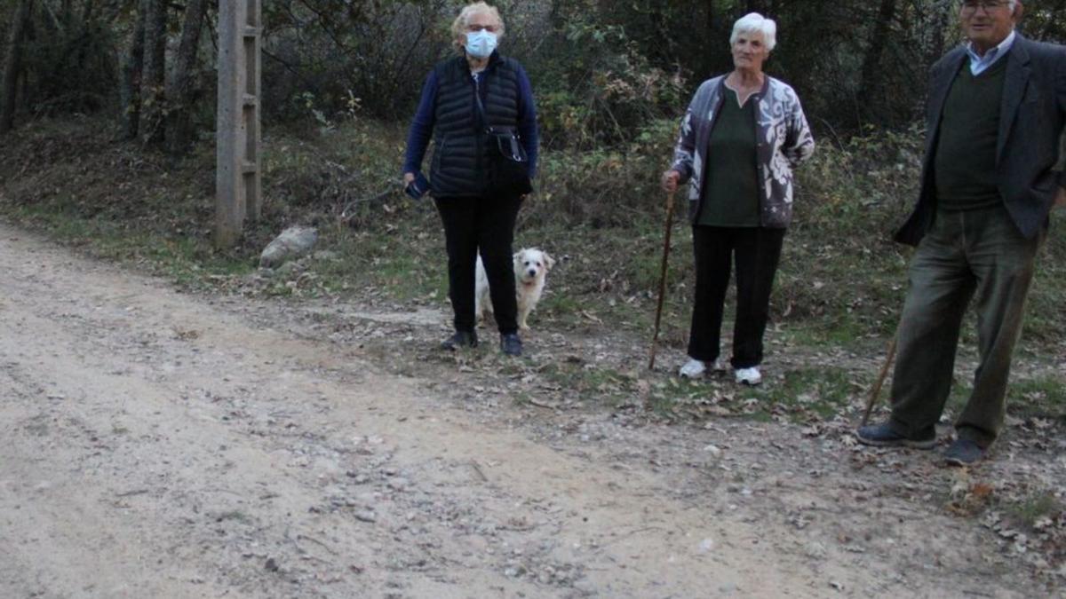 Tres vecinos de Rioconejos en el camino de tierra. | A. S.