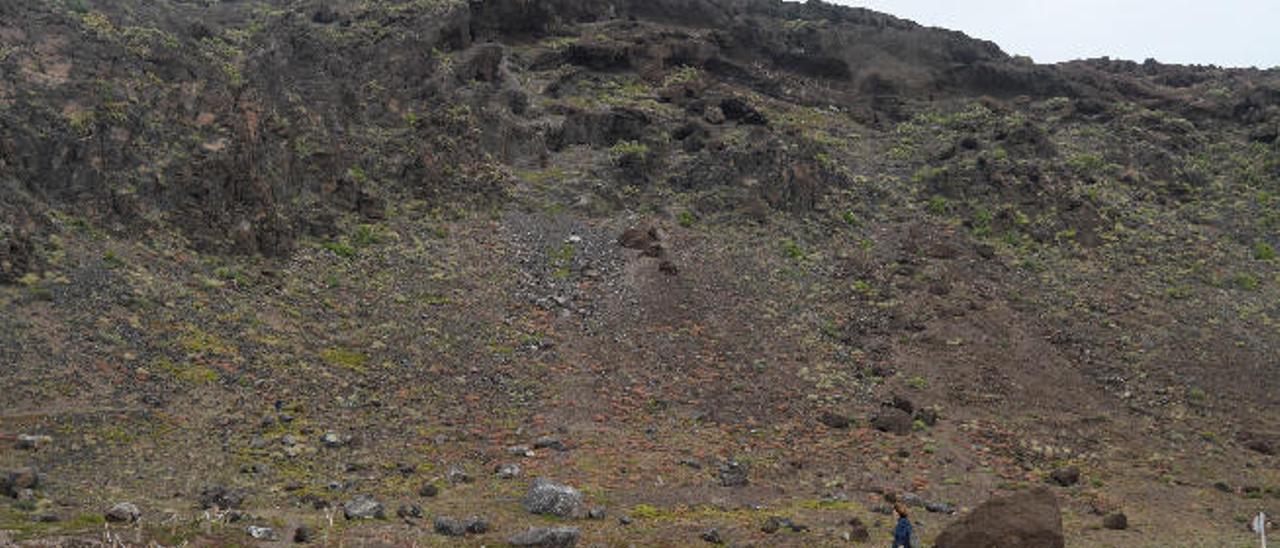 Imagen del conjunto arqueológico de las Cuevas de los Canarios, y abajo pasarela de El Confital