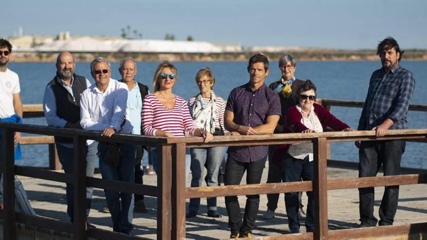 Integrantes de la Plataforma Pacto por el Mar Menor posan a orillas de la laguna salada.