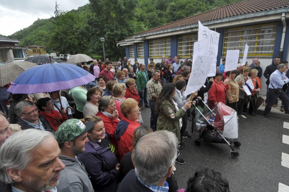 Manifestación frente al centro de salud de La Vega