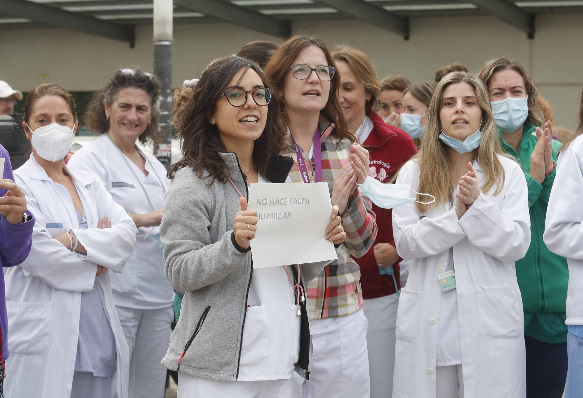 Los sanitarios se manifiestan a las puertas de La Fe por las oposiciones