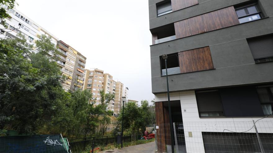 Los vecinos vuelven a protestar por la nueva pasarela del Huerva: &quot;No soluciona ni minimiza el problema&quot;