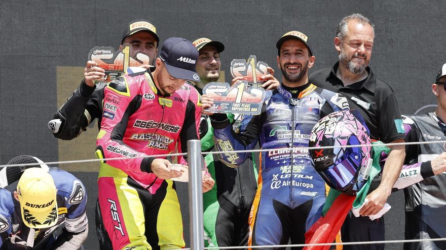 Ramon Basomba, al centre del podi amb el seu equip, triomfador de Supersport 600 per segon any seguit