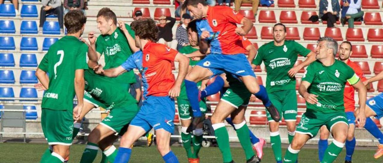 Álvaro Cuello remata a portería en el duelo ante el Covadonga.