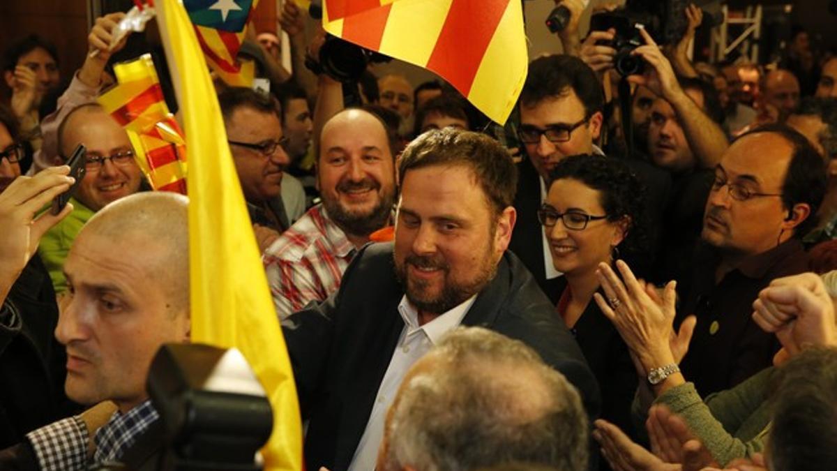 Oriol Junqueras entra en la sede de ERC en medio del júbilo de los seguidores del partido. DANNY CAMINAL