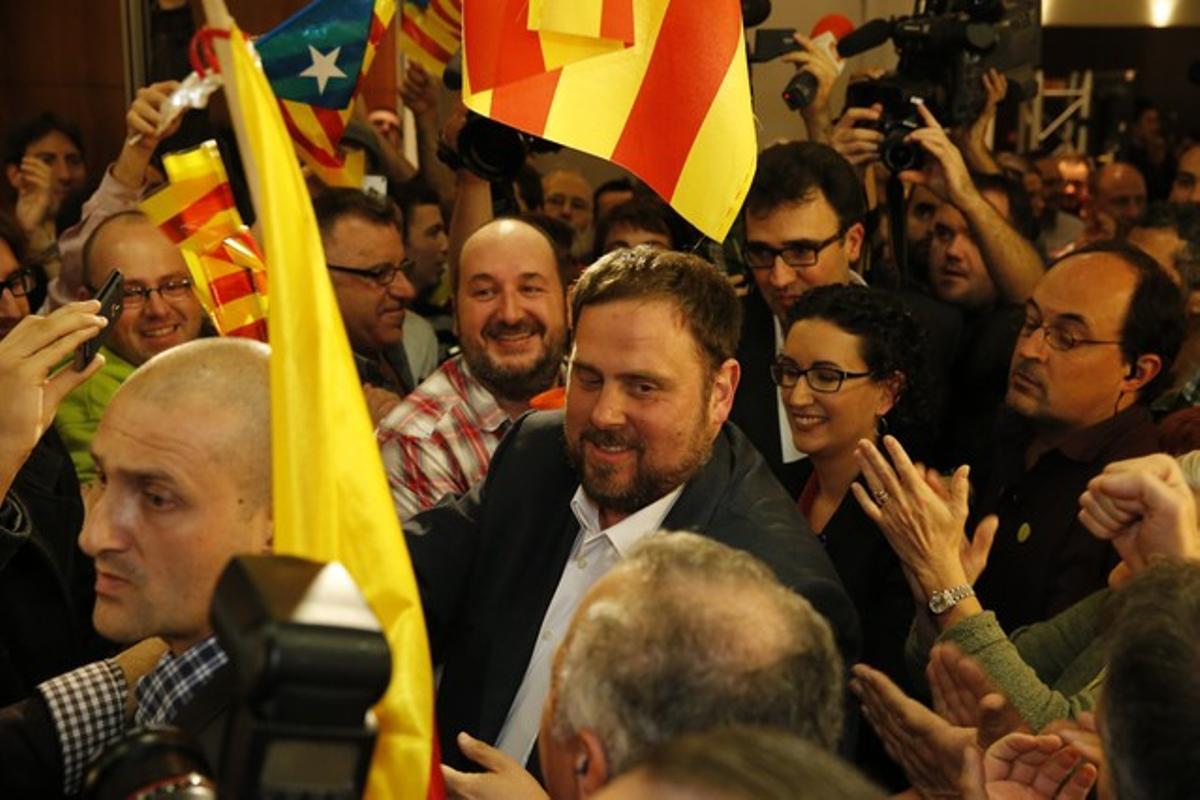 Oriol Junqueras entra a la seu d’ERC enmig de l’alegria dels seguidors del partit. DANNY CAMINAL Oriol Junqueras entra a la seu d’ERC enmig de l’alegria dels seguidors del partit. DANNY CAMINAL