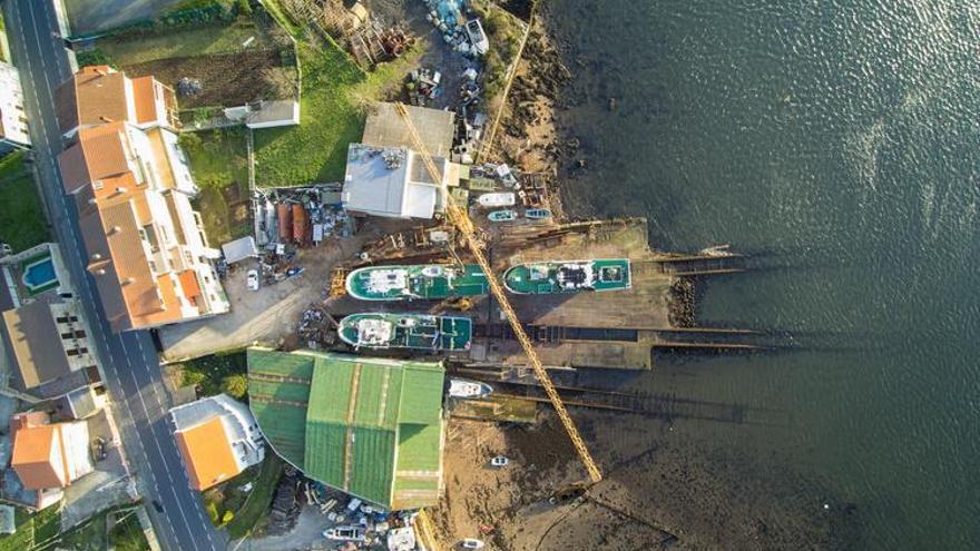 Astillero y dique seco Abeijón Hermanos (Outes). Fundado en 1964, este astillero está especializado en la reparación de barcos y bateas, mantenimiento y venta de motores, así como en la continuación de la construcción de embarcaciones de pesca.  | DAVID GARCÍA-LOUZAO