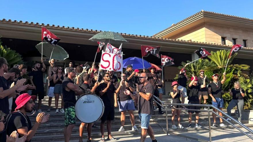 VÍDEO | Protesta de los socorristas de Calvià: "Un contrato no puede permitir que la gente muera"