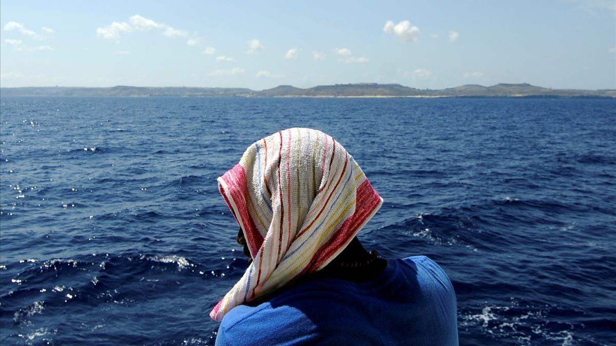 zentauroepp44668663 a migrant is seen on board the mv aquarius as the rescue shi180815132916