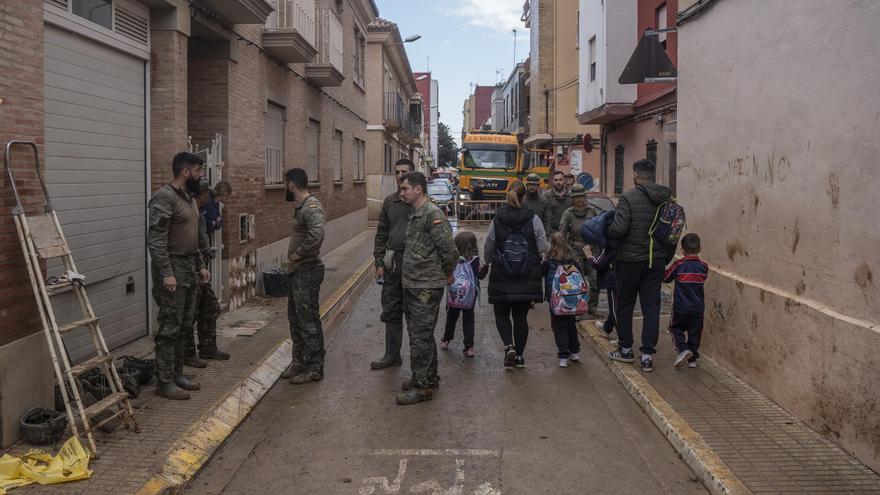 Militares en Paiporta ayudando tras la dana