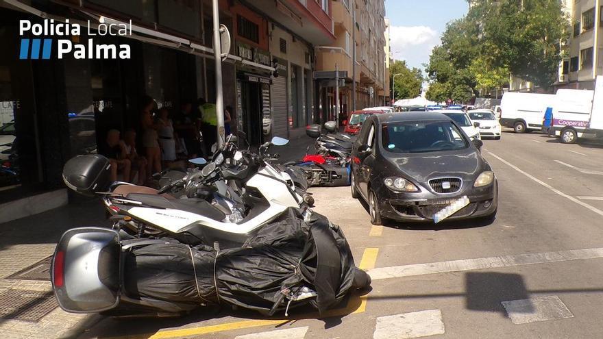 Una conductora se estrella contra ocho motos aparcadas en una calle de Palma