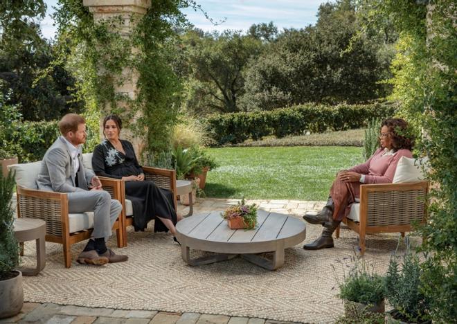 Meghan Markle y el príncipe Harry durante su entrevista con Oprah Winfrey