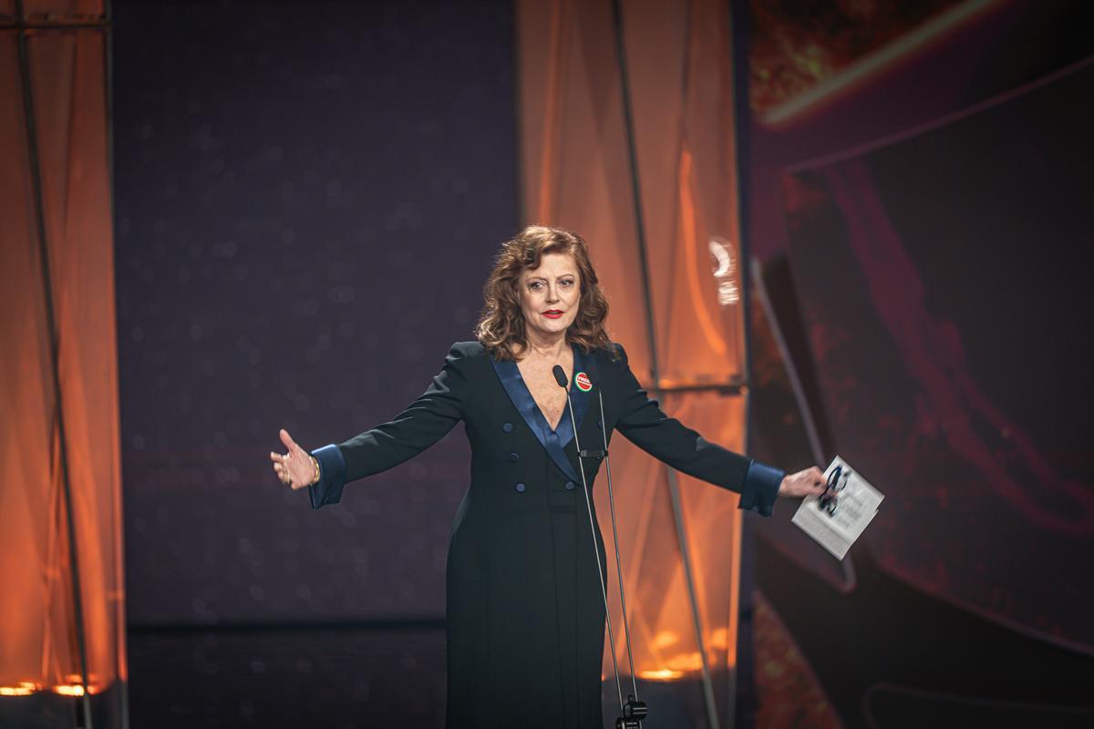 La actriz estadounidense Susan Sarandon recibe el Goya Internacional, durante la ceremonia de entrega de la 40.ª edición de los premios Goya.
