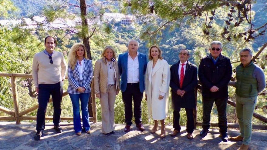 El candidato del PP en Istán, acompañado por Ángeles Muñoz y otros miembros del PP en su zona.