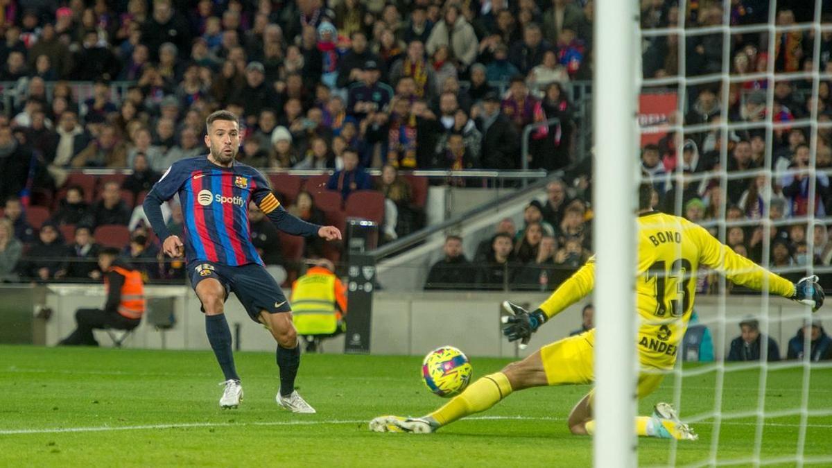 Jordi Alba bate a Bono en el 1-0 del Barça al Sevilla en el Camp Nou.