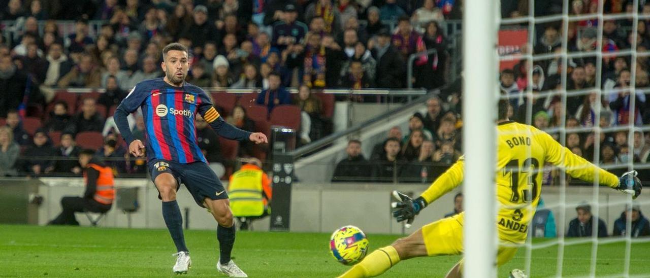 Jordi Alba bate a Bono en el 1-0 del Barça al Sevilla en el Camp Nou.