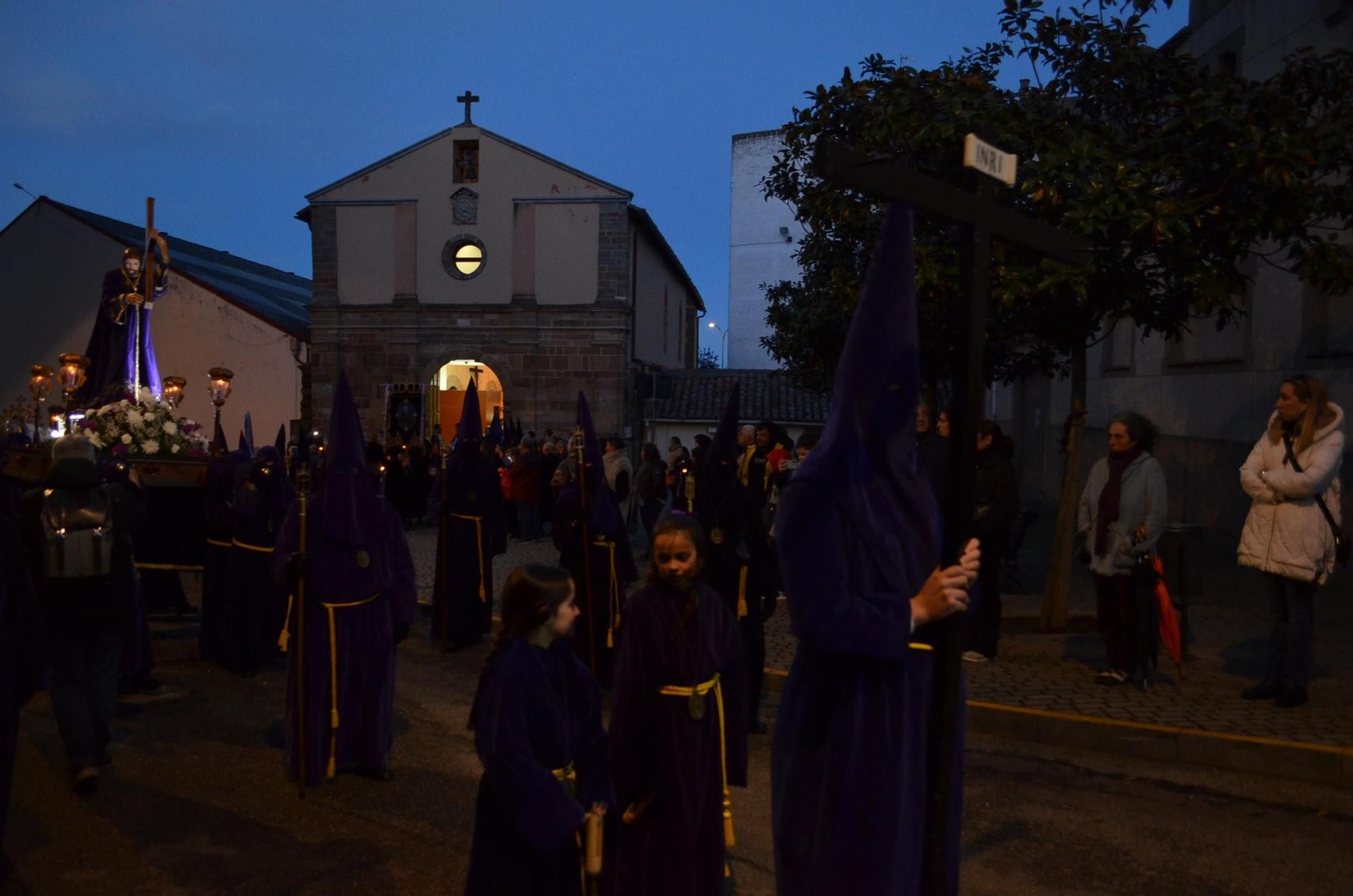GALERÍA | Solemne Procesión de las Tinieblas, en Benavente
