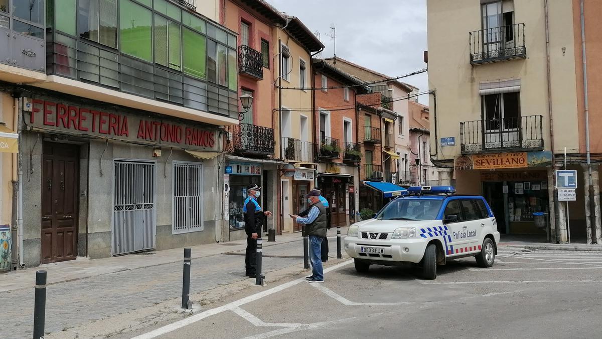 Agentes de la Policía Local dan indicaciones a un vecino en la plaza de Santa Marina