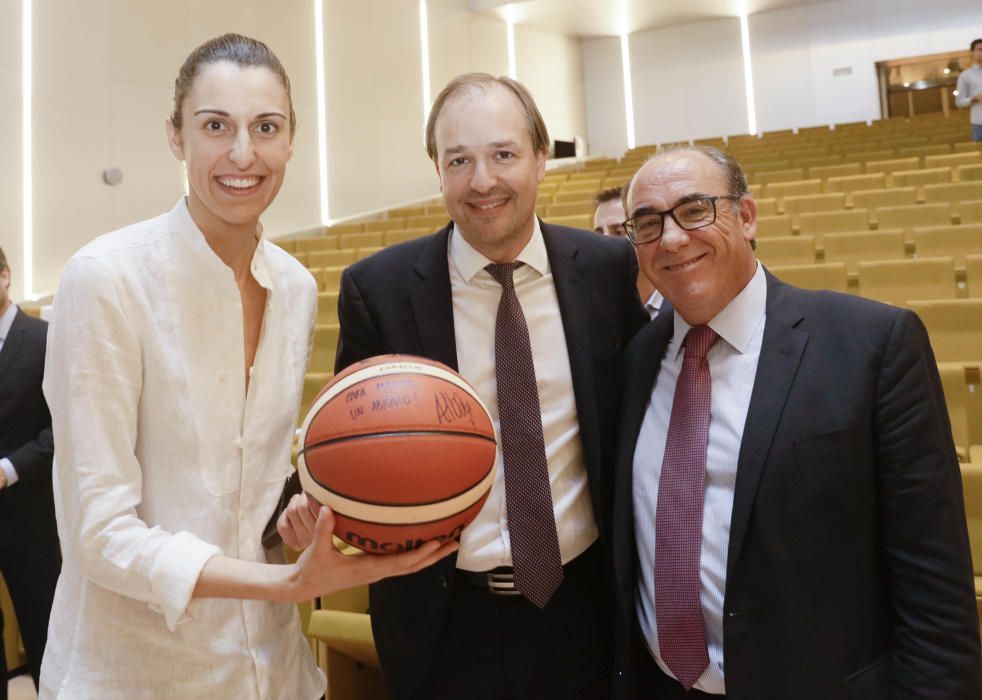 Alba Torrens con Antoni Serra, de BMN, y José Manuel Atiénzar, de Diario de Mallorca.