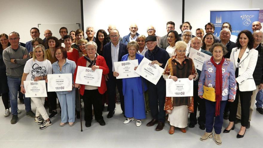 Un total de 43 comercios de Santiago con más de 50 años fueron homenajeados ayer en el marco de la fiesta Prima 23 / antonio hernández