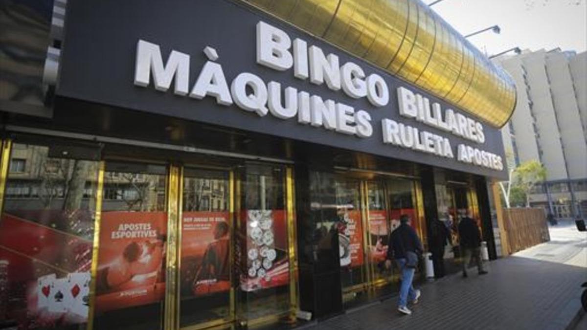 Fachada del Bingo Billares, en la Gran Via de Barcelona, esquina con la calle de Nàpols.