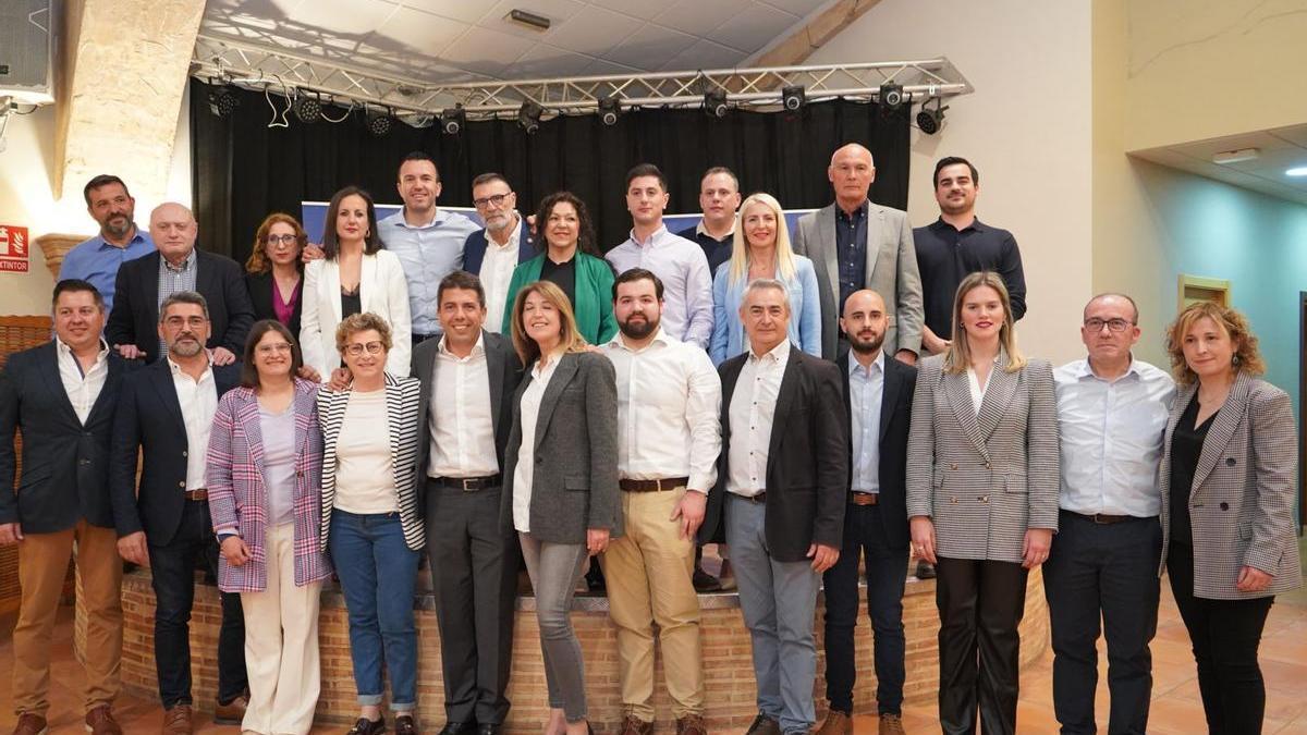 Carlos Mazón, rodeado de los alcaldables del PP en la Ribera Alta, en Algemesí.