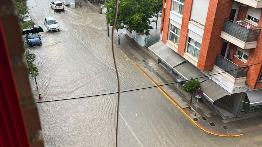 El agua anega la Avenida Juan Carlos I en Caravaca durante el episodio de lluvias de ayer. | ENRIQUE SOLER