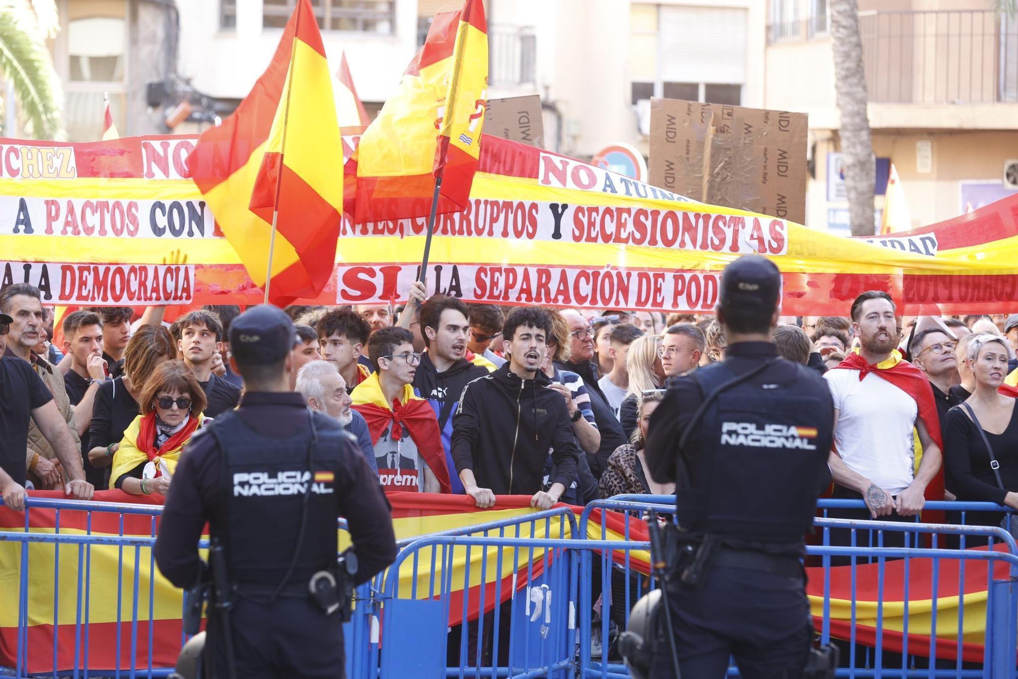 Miles de manifestantes recorren Alicante en contra de la amnistía