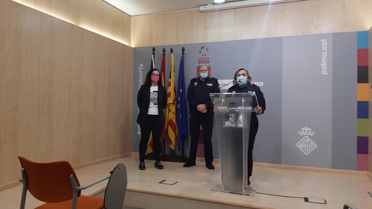 La comisaria Barceló, junto con la teniente de alcalde de Seguridad Ciudadana, Joana Maria Adrover, y el jefe de la Policía Local, Josep Lluis Carque, han explicado el dispositivo policial de Cap d&#039;Any.
