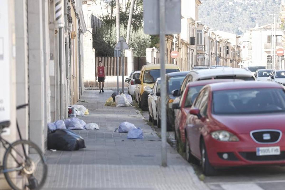 FOTOS | Las bolsas de basuras se acumulan en las calles de Llucmajor