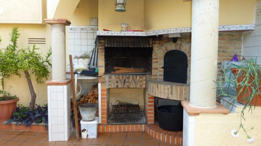 Chalet con varias terrazas y gran horno de leña