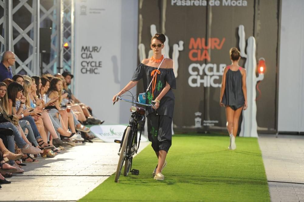 La moda se pasea por el puente nuevo con 'Murcia Cycle Chic'