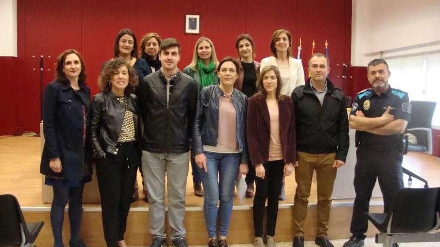 Participantes en la primera reunión de la Mesa contra la violencia de género celebrada en Cuntis. // Fdv