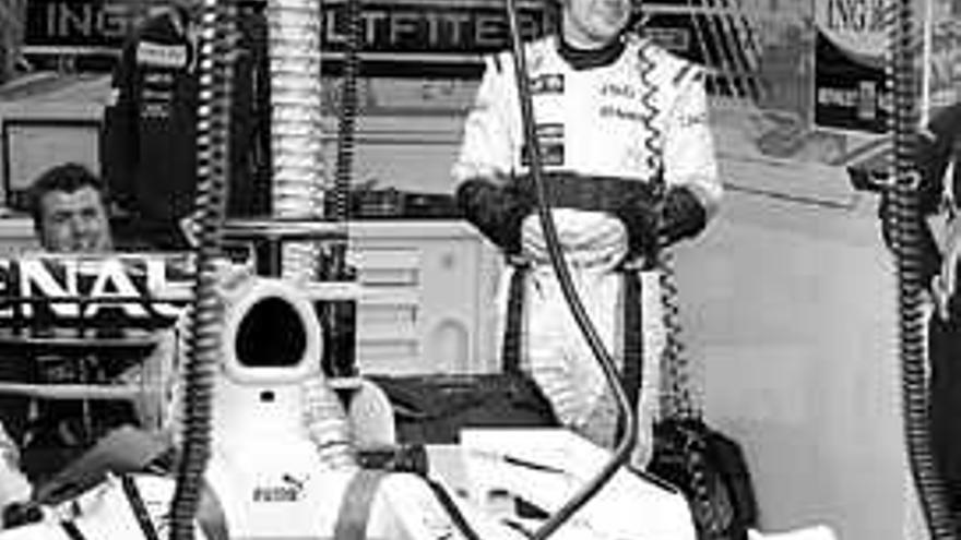 Alonso, en el garaje con el Renault. / Efe