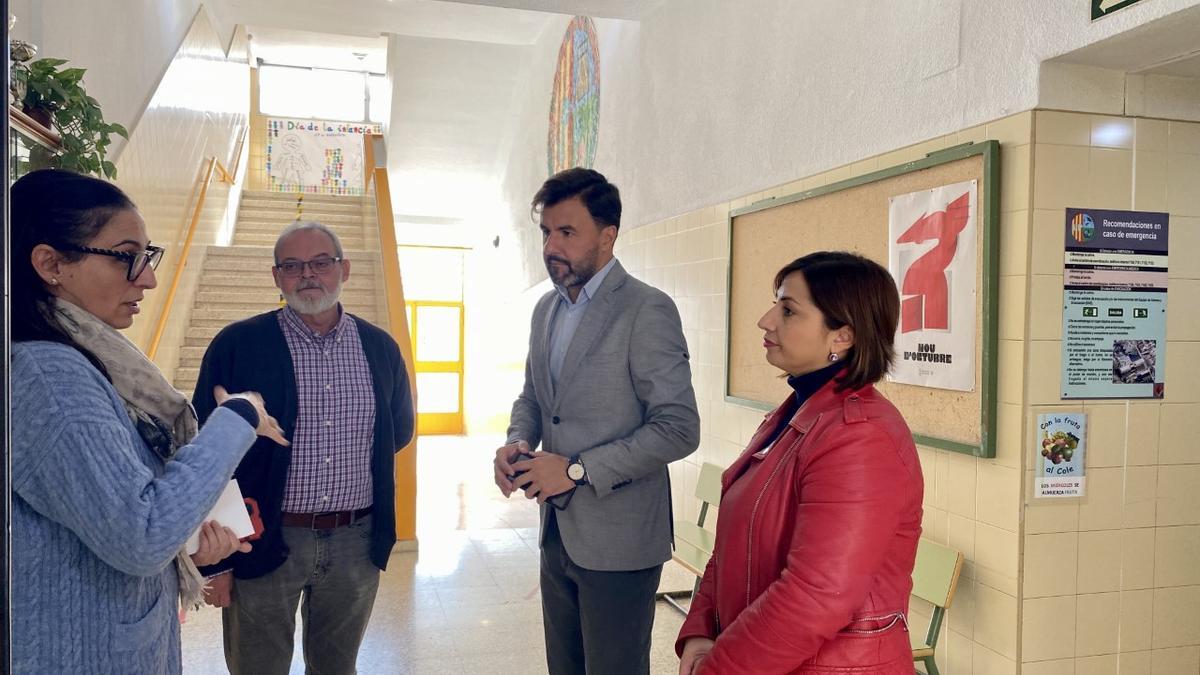 Los ediles José Aix y María García informan a la dirección del centro de los cambios