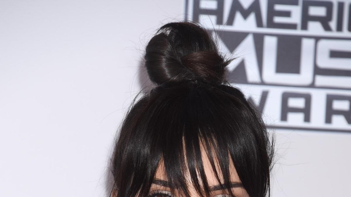 El flequillo postizo de Kendall Jenner en los American Music Awards 2015