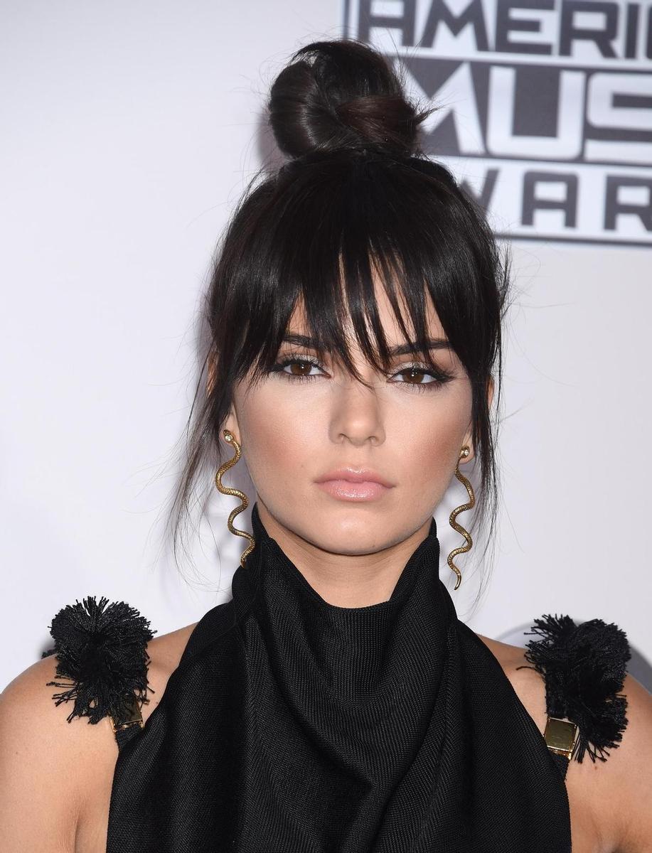 El flequillo postizo de Kendall Jenner en los American Music Awards 2015