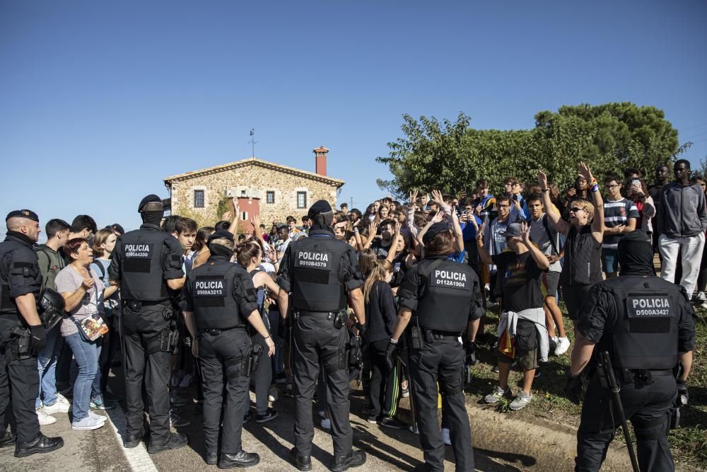 Els Mossos carreguen per dispersar les persones que tallaven la C-65 a Cassà