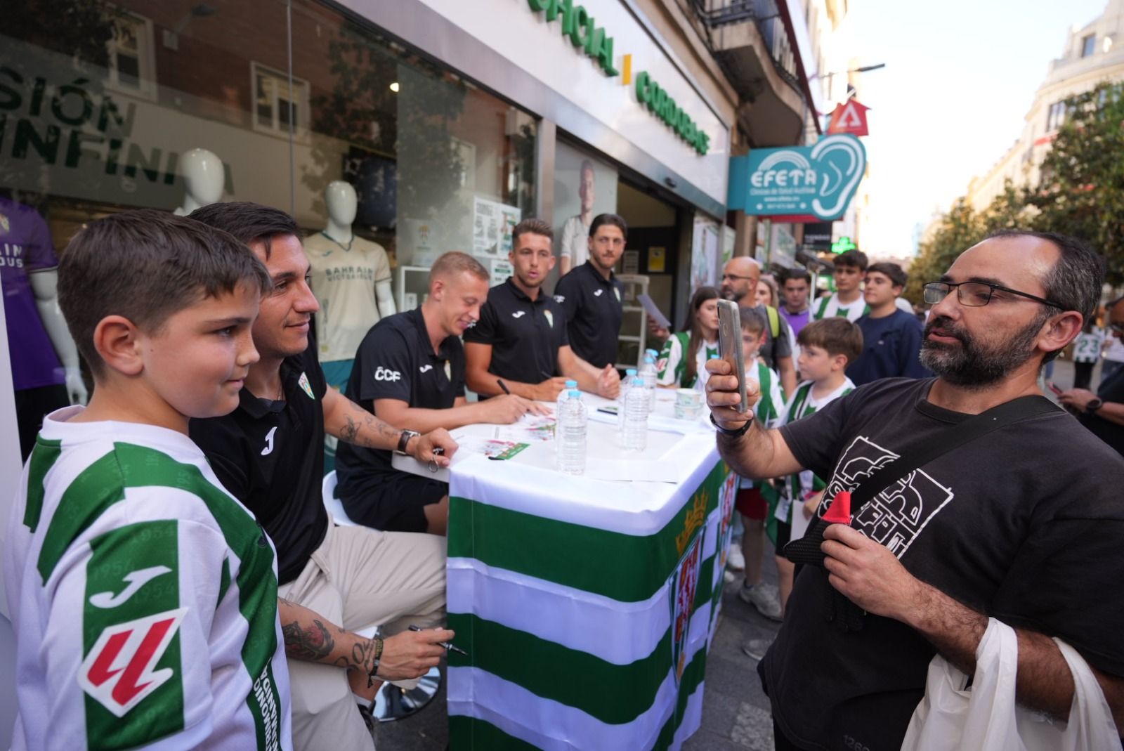 La firma de autógrafos del Córdoba CF en Cruz Conde, en imágenes