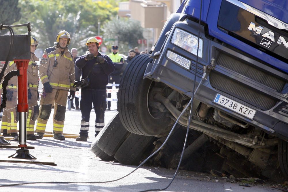 Cedeix el paviment d'un carrer de Torroella amb el pas d'un camió