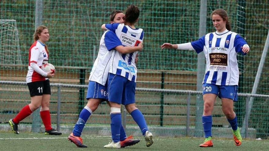 Yaiza, Joana e Inés (de izqda. a dcha.) festejan uno de los goles marcados ayer en As Relfas. // Marta G. Brea