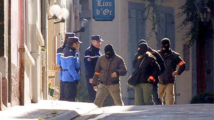 Gendarmes al lloc de la detenció.