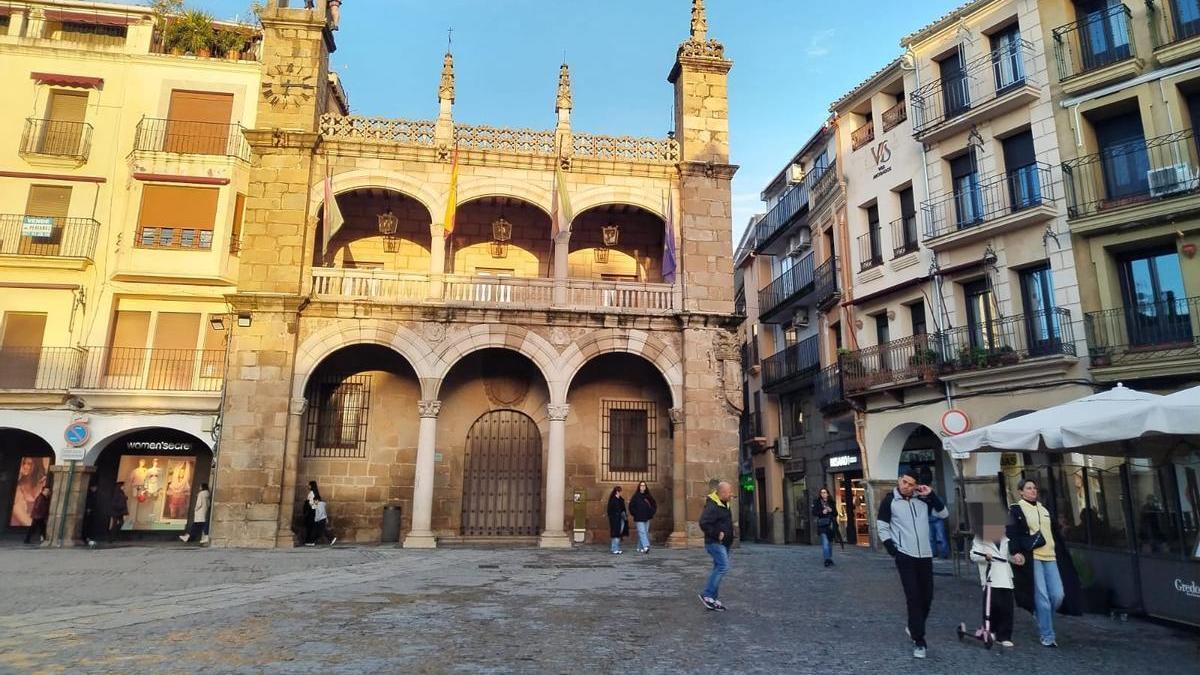 Más tiempo libre para el personal del Ayuntamiento de Plasencia: el viernes se aprueba la jornada laboral de 35 horas.